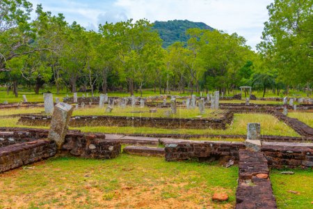 Téléchargez les photos : Ancien hôpital du site bouddhiste Mihintale au Sri Lanka. - en image libre de droit