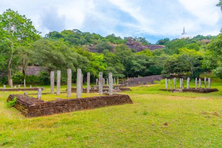 Téléchargez les photos : Ruines antiques du site bouddhiste Mihintale au Sri Lanka. - en image libre de droit