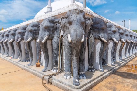 Téléchargez les photos : Statues d'éléphants au stupa Ruwanweli Maha Seya construit à Anuradhapura, Sri Lanka. - en image libre de droit