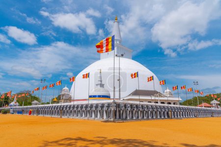 Téléchargez les photos : Ruwanweli Maha Seya stupa construit à Anuradhapura, Sri Lanka. - en image libre de droit