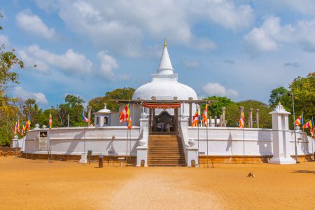 Téléchargez les photos : Stupa Lankarama en Anuradhapura, Sri lanka
. - en image libre de droit