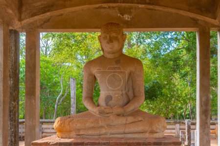 Téléchargez les photos : Statue du Bouddha Samadhi à Anuradhapura au Sri Lanka. - en image libre de droit