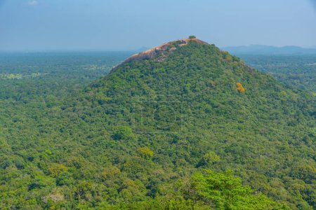 Téléchargez les photos : Rocher Pidurangala près de la forteresse de Sigiriya, Sri Lanka. - en image libre de droit