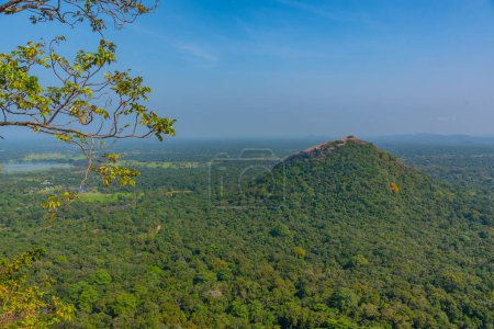Foto de Pidurangala cerca de la fortaleza rocosa Sigiriya, Sri Lanka. - Imagen libre de derechos