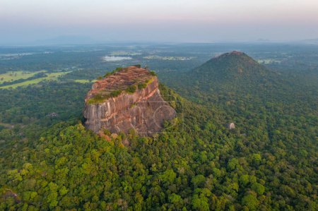 Foto de Vista aérea del amanecer de la fortaleza rocosa Sigiriya en Sri Lanka. - Imagen libre de derechos