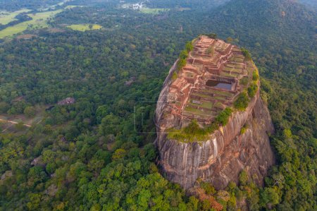 Foto de Vista aérea del amanecer de la fortaleza rocosa Sigiriya en Sri Lanka. - Imagen libre de derechos
