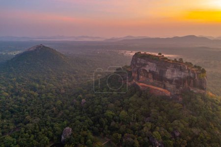 Téléchargez les photos : Vue aérienne du lever du soleil sur la forteresse de Sigiriya au Sri Lanka. - en image libre de droit