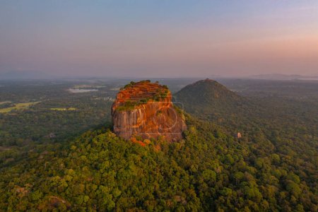 Téléchargez les photos : Vue aérienne du lever du soleil sur la forteresse de Sigiriya au Sri Lanka. - en image libre de droit