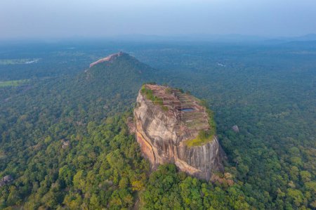 Foto de Vista aérea al atardecer de la fortaleza rocosa Sigiriya en Sri Lanka. - Imagen libre de derechos