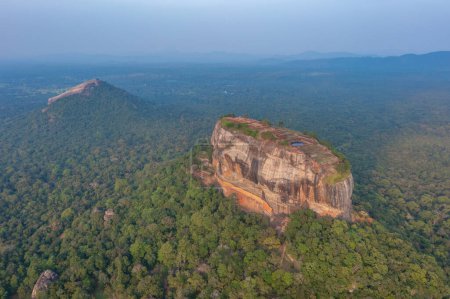 Téléchargez les photos : Coucher de soleil vue aérienne de la forteresse de Sigiriya au Sri Lanka. - en image libre de droit