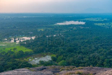 Téléchargez les photos : Coucher de soleil sur le paysage près de Sigiriya depuis Pidurangala, Sri Lanka. - en image libre de droit