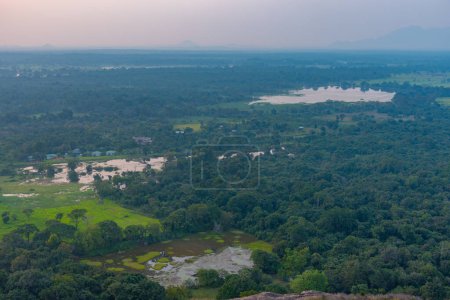 Téléchargez les photos : Coucher de soleil sur le paysage près de Sigiriya depuis Pidurangala, Sri Lanka. - en image libre de droit