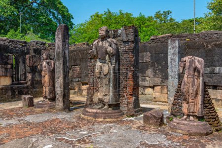 Téléchargez les photos : Statues à Hatadage au quadrilatère des ruines Polonnaruwa, Sri Lanka. - en image libre de droit
