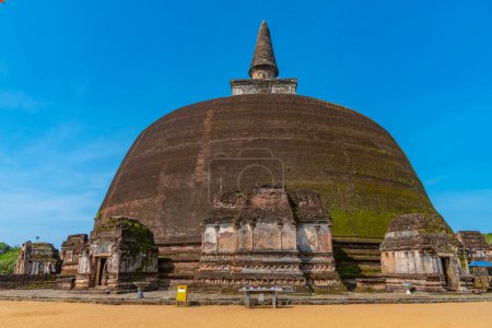 Téléchargez les photos : Rankot Vihara à polonnaruwa au Sri Lanka. - en image libre de droit