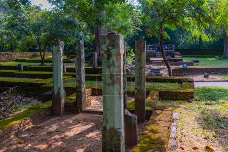 Téléchargez les photos : Sanctuaire Vishna à polonnaruwa au Sri Lanka. - en image libre de droit