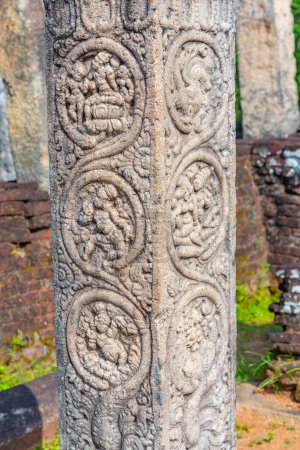 Téléchargez les photos : Gravures sur pierre dans le quadrilatère des ruines Polonnaruwa, Sri Lanka. - en image libre de droit