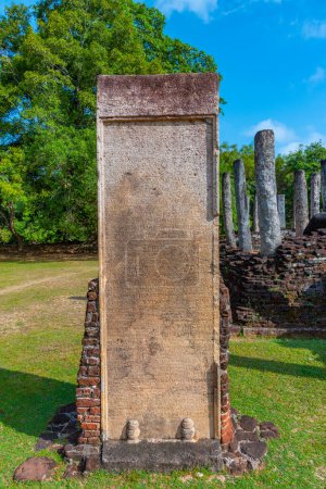 Téléchargez les photos : Inscriptions de dalles Velaikkara au quadrilatère des ruines Polonnaruwa, Sri Lanka. - en image libre de droit