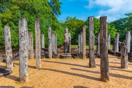 Téléchargez les photos : Statues à Atadage au quadrilatère des ruines Polonnaruwa, Sri Lanka. - en image libre de droit