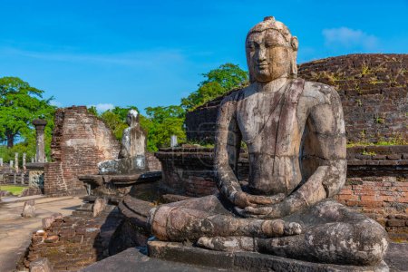 Téléchargez les photos : Bouddha au vatadage au quadrilatère des ruines Polonnaruwa, Sri Lanka. - en image libre de droit