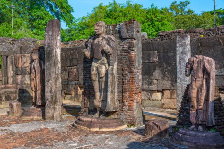 Téléchargez les photos : Statues à Hatadage au quadrilatère des ruines Polonnaruwa, Sri Lanka. - en image libre de droit