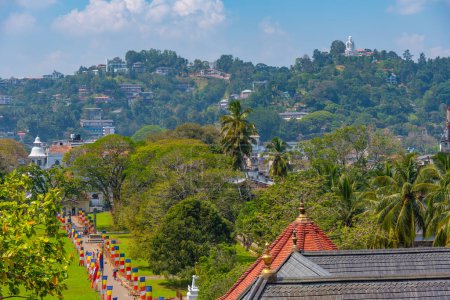 Blick auf Gärten, die zum Tempel der heiligen Zahnreliquie in Kandy, Sri Lanka führen.