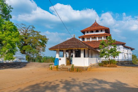 Téléchargez les photos : Temple Lankathilake près de Kandy, Sri Lanka. - en image libre de droit