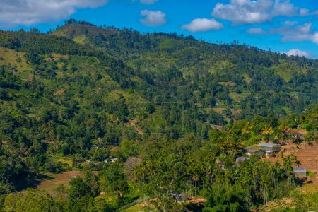 Téléchargez les photos : Paysage accidenté du Sri Lanka parsemé de villages et de plantations de thé près d'Ella. - en image libre de droit