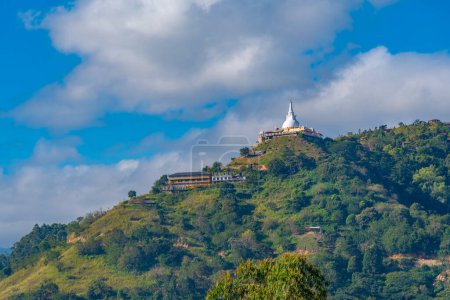 Téléchargez les photos : Monastère bouddhiste Mahamevnawa près d'Ella, Sri Lanka. - en image libre de droit
