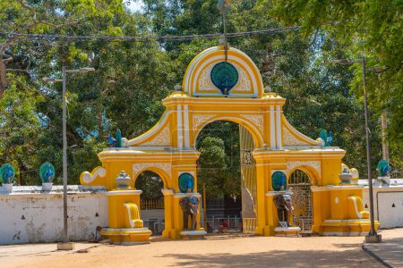 Téléchargez les photos : Kataragama représente un lieu de pèlerinage important au Sri Lanka pour les bouddhistes, les hindous, les musulmans et le peuple Veddah. - en image libre de droit