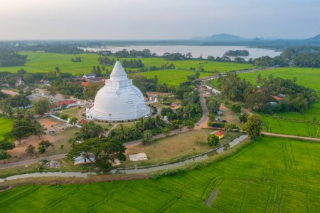 Téléchargez les photos : Stupa Tissamaharama au Sri Lanka. - en image libre de droit