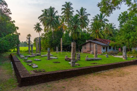 Foto de Ruinas de una antigua casa de imágenes en Tissamaharama, Sri Lanka. - Imagen libre de derechos