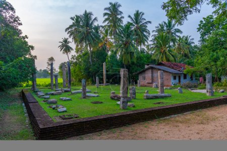 Téléchargez les photos : Ruines d'une vieille maison d'images à Tissamaharama, Sri Lanka. - en image libre de droit