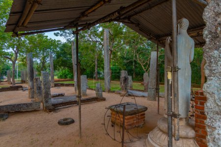 Foto de Ruinas de una antigua casa de imágenes en Tissamaharama, Sri Lanka. - Imagen libre de derechos