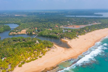 Téléchargez les photos : Vue aérienne de la plage de Marakolliya au Sri Lanka. - en image libre de droit