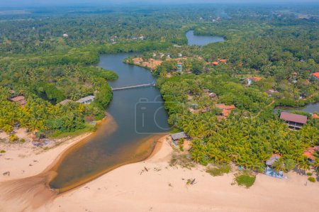 Téléchargez les photos : Vue aérienne de la plage de Marakolliya au Sri Lanka. - en image libre de droit