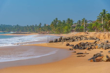 Foto de Día soleado en la playa de Medaketyia en Sri Lanka. - Imagen libre de derechos