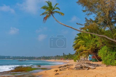 Téléchargez les photos : Journée ensoleillée à la plage de Medaketyia au Sri Lanka. - en image libre de droit