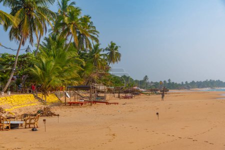Téléchargez les photos : Transats à la plage de Marakolliya, Sri Lanka. - en image libre de droit