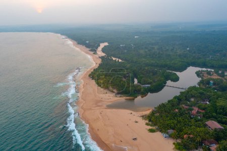 Téléchargez les photos : Coucher de soleil vue aérienne de la plage de Marakolliya au Sri Lanka. - en image libre de droit