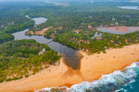 Téléchargez les photos : Coucher de soleil vue aérienne de la plage de Marakolliya au Sri Lanka. - en image libre de droit