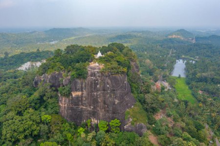 Téléchargez les photos : Vue aérienne des temples rocheux mulkirigala au Sri Lanka. - en image libre de droit