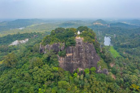 Téléchargez les photos : Vue aérienne des temples rocheux mulkirigala au Sri Lanka. - en image libre de droit