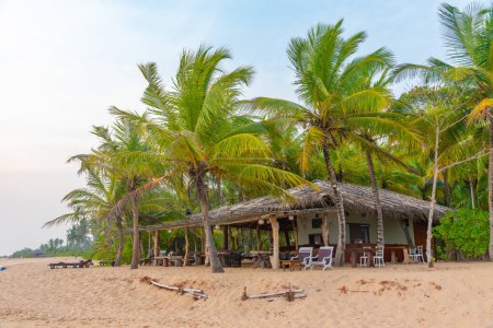 Foto de Restaurante de playa en la playa Medaketyia en Sri Lanka. - Imagen libre de derechos