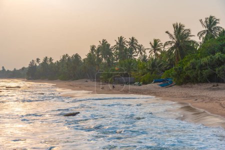 Foto de Vista del atardecer de la playa de Marakolliya en Sri Lanka. - Imagen libre de derechos
