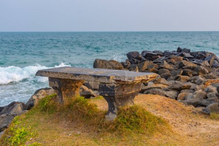 Téléchargez les photos : Coucher de soleil sur la plage de Marakolliya au Sri Lanka. - en image libre de droit