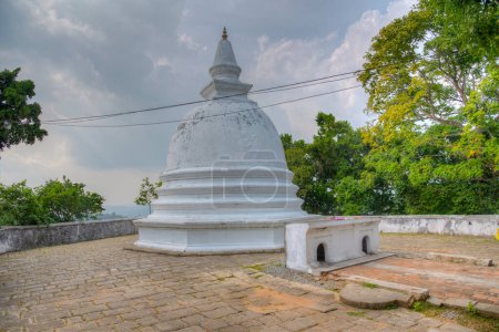 Foto de Mulkirigala templos de roca en Sri Lanka. - Imagen libre de derechos