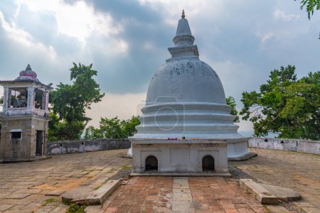 Téléchargez les photos : Temples rocheux Mulkirigala au Sri Lanka. - en image libre de droit