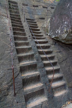 Téléchargez les photos : Escalier sculpté dans les temples de Mulkirigala au Sri Lanka. - en image libre de droit