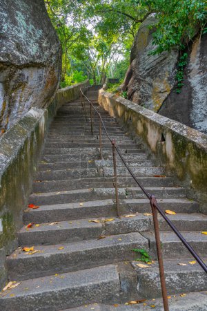 Foto de Escalera tallada en roca en los templos de roca Mulkirigala en Sri Lanka. - Imagen libre de derechos