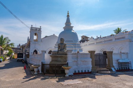 Téléchargez les photos : Temple bouddhiste de Sri Sudharmalaya à Galle, Sri Lanka. - en image libre de droit